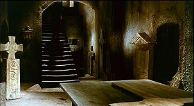 『顔のない殺人鬼』 1963　約29分：地下の納骨堂と階段
