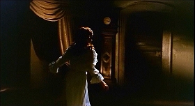『顔のない殺人鬼』 1963　約39分：二階廊下