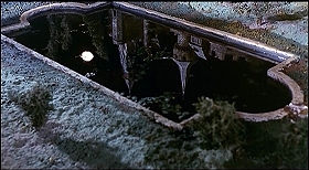 『顔のない殺人鬼』 1963　約58分：池、水面に映る城