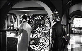 『知りすぎた少女』 1963　約23分：ラウラの家、玄関附近から奥を見る