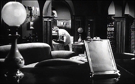 『知りすぎた少女』 1963　約26分：ラウラの家、ピアノの上に空っぽの額