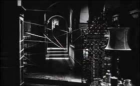 『知りすぎた少女』 1963　約39分：ラウラの家、糸を張った玄関への廊下