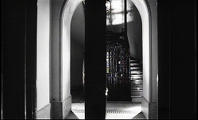『知りすぎた少女』 1963　約43分：扉越しにエレヴェーターと階段