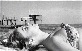 『知りすぎた少女』 1963　約52分：海辺　手前に日光浴するノーラ、奥に小屋付き桟橋