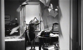 『知りすぎた少女』 1963　約1時間7分：突風で開いた窓を閉じようとする、舞い飛ぶ紙束