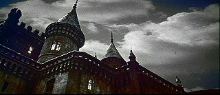 『忍者と悪女』 1963　約1分：城の外観、近接仰角　『恐怖の振子』より