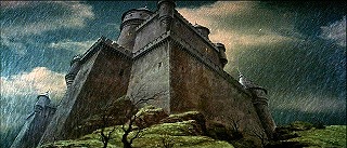 『忍者と悪女』 1963　約50分：城の外観、仰角＋雨と雷　『恐怖の振子』より