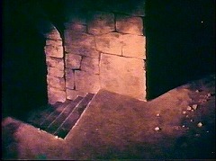 『古城の亡霊』 1963　約1分：タイトル・バック、下り階段