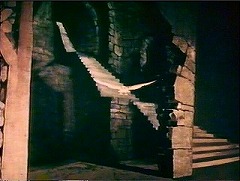 『古城の亡霊』 1963　約2分：タイトル・バック、上への階段＋白い鳥