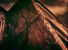 『古城の亡霊』 1963　約19分：裂け目の走る壁、仰角～『アッシャー家の惨劇』より