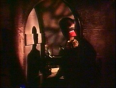 『古城の亡霊』 1963　約44 分：二階の一室の扉＋室内に網目状の影
