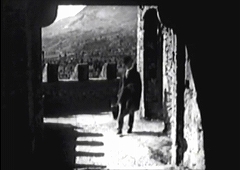 『女ヴァンパイア カーミラ』 1964　約3分：城の玄関への通路