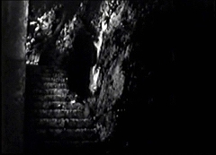 『女ヴァンパイア カーミラ』 1964　約18分：儀式の間からののぼり階段