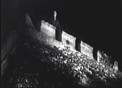 『女ヴァンパイア カーミラ』 1964　約18分：城壁の上の歩廊、下から