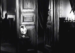 『女ヴァンパイア カーミラ』 1964　約1時間9分：扉とその左の鏡