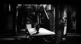 『幽霊屋敷の蛇淫』 1964　約19分：広間、向かって中央