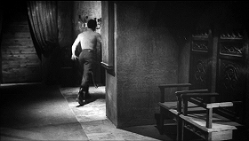 『幽霊屋敷の蛇淫』 1964　約41分：二階、惨劇の部屋を出たところの廊下