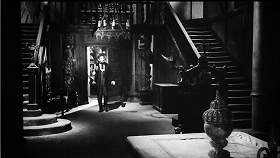 『幽霊屋敷の蛇淫』 1964　約1時間5分：左右階段の間・奥に書斎の扉