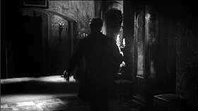 『幽霊屋敷の蛇淫』 1964　約1時間5分：広間から分かれる廊下、右に柱時計
