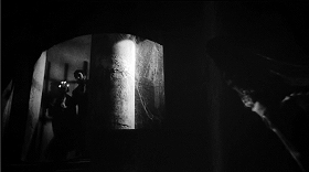 『幽霊屋敷の蛇淫』 1964　約1時間6分：地下へ降りる階段、下から