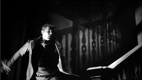『幽霊屋敷の蛇淫』 1964　約1時間19分：左階段、壁に欄干の大きな影