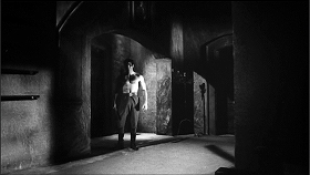 『幽霊屋敷の蛇淫』 1964　約1時間19分：広間から分かれる廊下