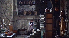 『フランケンシュタインの怒り』 1964　約27分：実験室の階段側