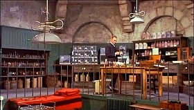 『妖女ゴーゴン』 1964　約4分：病院の研究室