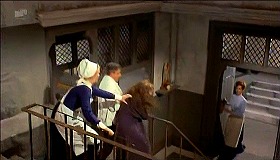 『妖女ゴーゴン』 1964　約7分：病院、階段附近、上から
