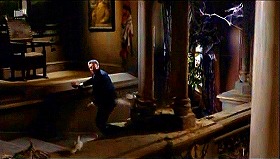『妖女ゴーゴン』 1964　約24分：中二階への階段