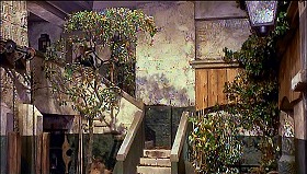 『妖女ゴーゴン』 1964　約30分：画家宅、前庭への階段
