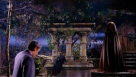 『妖女ゴーゴン』 1964　約47分：墓地への階段と円柱セット