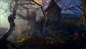 『妖女ゴーゴン』 1964　約1時間0分：城の外観、近接仰角