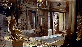 『妖女ゴーゴン』 1964　約1時間0分：広間、右手に玄関＋トルソ、やや上から