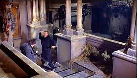 『妖女ゴーゴン』 1964　約1時19分：中二階への階段、上から