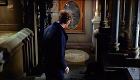 『妖女ゴーゴン』 1964　約1時19分：中二階への階段＋踊り場の大鏡