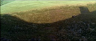 『黒猫の棲む館』 1964　約36分：草原、上空から
