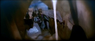 『黒猫の棲む館』 1964　約50分：夢　廊下、上から　右下に扉