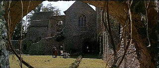 『黒猫の棲む館』 1964　約57分：僧院址　視角の外、手前右に黒猫