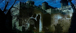 『赤死病の仮面』 1964　約54分：夜の城門附近、下から