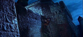 『赤死病の仮面』 1964　約1時間9分：城壁、斜め下から