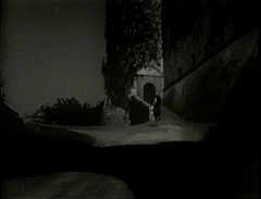 『生きた屍の城』 1964　約32分：城、入口の手前の斜面