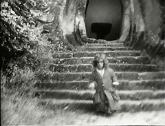 『生きた屍の城』 1964　約1時間1分：ボマルツォの《聖なる森》／《地獄の口》、口の奥のテーブル