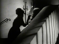 『生きた屍の城』 1964　約1時間6分：屋内の階段、柵の影
