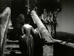 『生きた屍の城』 1964　約1時間9分：城壁上の通路から塔への階段
