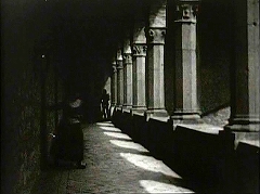 『生きた屍の城』 1964　約1時間12分：中庭沿いの(?)歩廊