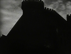 『生きた屍の城』 1964　約1時間29分：城の外観、シルエット