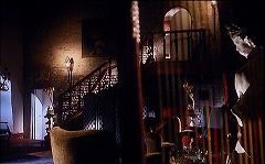 『モデル連続殺人！』 1964　約59分：グレタと侯爵の家、食堂、ハープ越しに