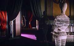 『モデル連続殺人！』 1964　約1時間16分：館、広間から楕円鏡の部屋へ