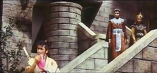 『大盗賊』 1963　約25分：城　中庭の階段
